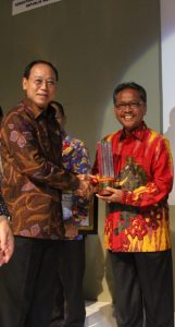 Walikota berfoto Bersama Menpera RI Djan Fariz, saat menerima Penghargaan juara satu Penilaian Piala Adiupaya Puritama di Jakarta, Rabu (18/12)