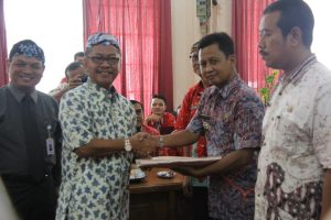 Walikota Cirebon Drs H Ano Sutrisno MM, secara simbolis menyerahkan SPPT Wajib Pajak Kepada Seluruh Camat di Kota Cirebon