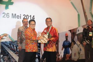 Walikota Cirebon Drs H Ano Sutrisno MM menerima Penghargaan Keselamatan Dan Kesehatan Kerja (K3) Tingkat Nasional Tahun 2014 dari Kementrian Tenaga Kerja dan Transmigrasi (Kemenakertrans) di Hotel Bidakara Jakarta. Senin (26/05/2014)