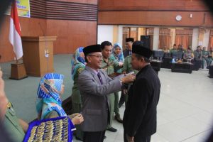 SATYALANCANA. Wali Kota Ano Sutrisno menyematkan tanda kehormatan satyalancana karya satya kepada 448 PNS di Lingkungan Pemkot Cirebon di gedung Islamic Center komplek masjid At-Taqwa, Senin (18/8).