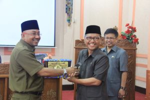 Caption: Wali Kota Tanjungpinang H Lis Darmansyah memberikan plakat penghargaan kepada Wali Kota Cirebon H Ano Sutrisno usai membahas pembangunan ekonomi di sector pariwisata, Rabu (17/9).* 