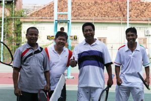Walikota Magelang Ir. H. Sigit Widyonindito bersama Ketua Koni Kota Cirebon Candra Lukita saat pertandingan tenis di Lapangan Tenis Petratean (19/4)
