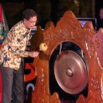 Kepala BKPP Wilayah III memukul gong sebagai simbol dimulainya Raker Komwil III Apeksi 2016