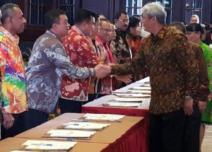 Walikota Cirebon Nasrudin Azis Menandatangani Nota Kesepahaman ULP Percontohan Program Moderenisasi Pengadaan Fase 2 di Hotel Bidakara Jakarta (14/4)