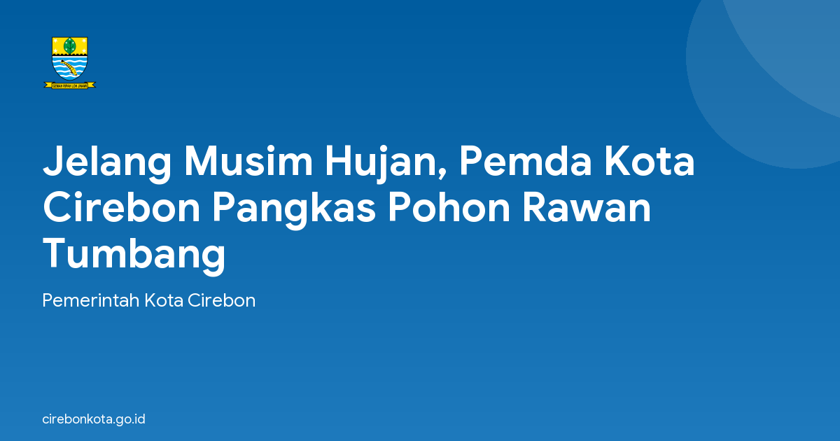 Jelang Musim Hujan, Pemda Kota Cirebon Pangkas Pohon Rawan Tumbang