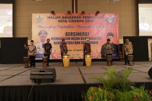 Tokoh Pendidikan Berprestasi Diganjar Penghargaan