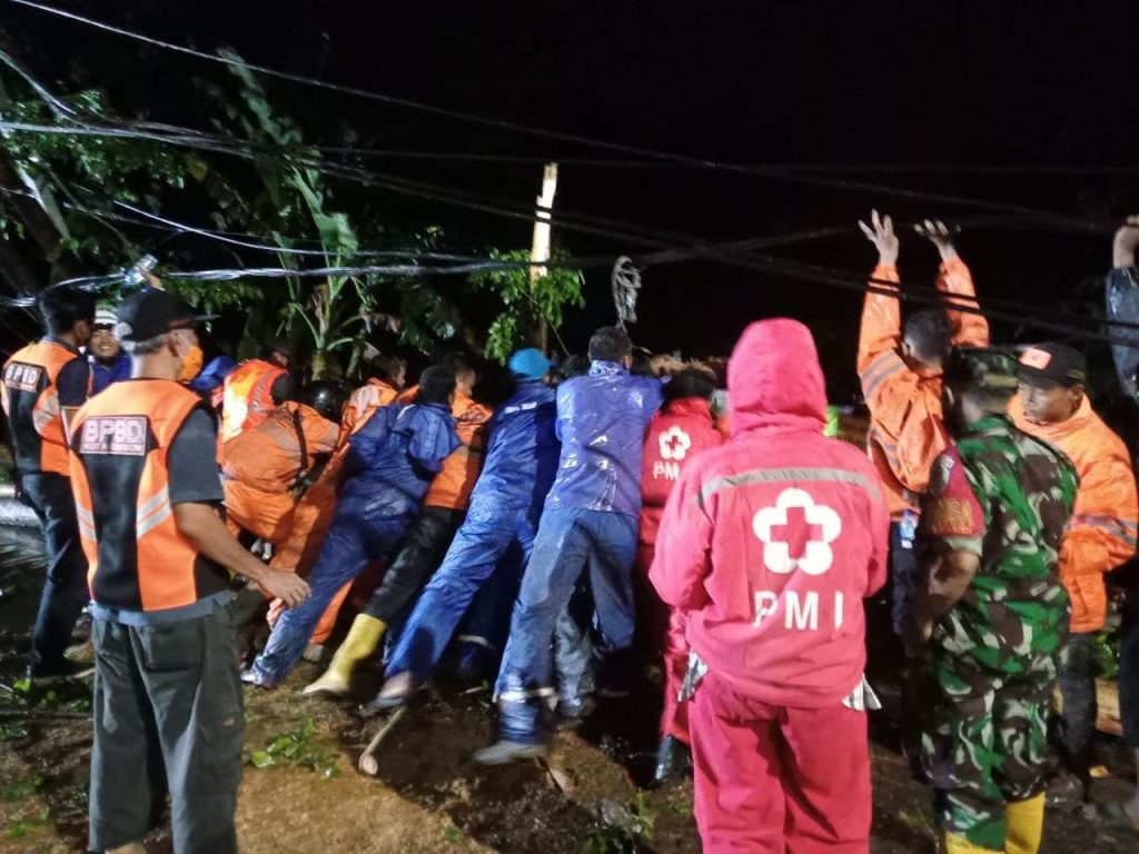 Reaksi Cepat untuk Kejadian Pohon Tumbang di Kota Cirebon