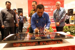 TRANSMART CARREFOUR CIPTO CIREBON RESMI DIBUKA, WALI KOTA BERHARAP DAPAT TINGKATKAN PERTUMBUHAN EKONOMI DI KOTA CIREBON