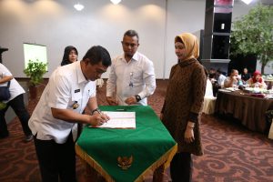 SEBANYAK 17 INSTANSI PEMERINTAH DAN SWASTA MELAKUKAN PENANDATANGANAN KESEPAKATAN BERSAMA DENGAN PEMERINTAH DAERAH KOTA CIREBON SEBANYAK 17 INSTANSI PEMERINTAH DAN SWASTA MELAKUKAN PENANDATANGANAN KESEPAKATAN BERSAMA DENGAN PEMERINTAH DAERAH KOTA CIREBON