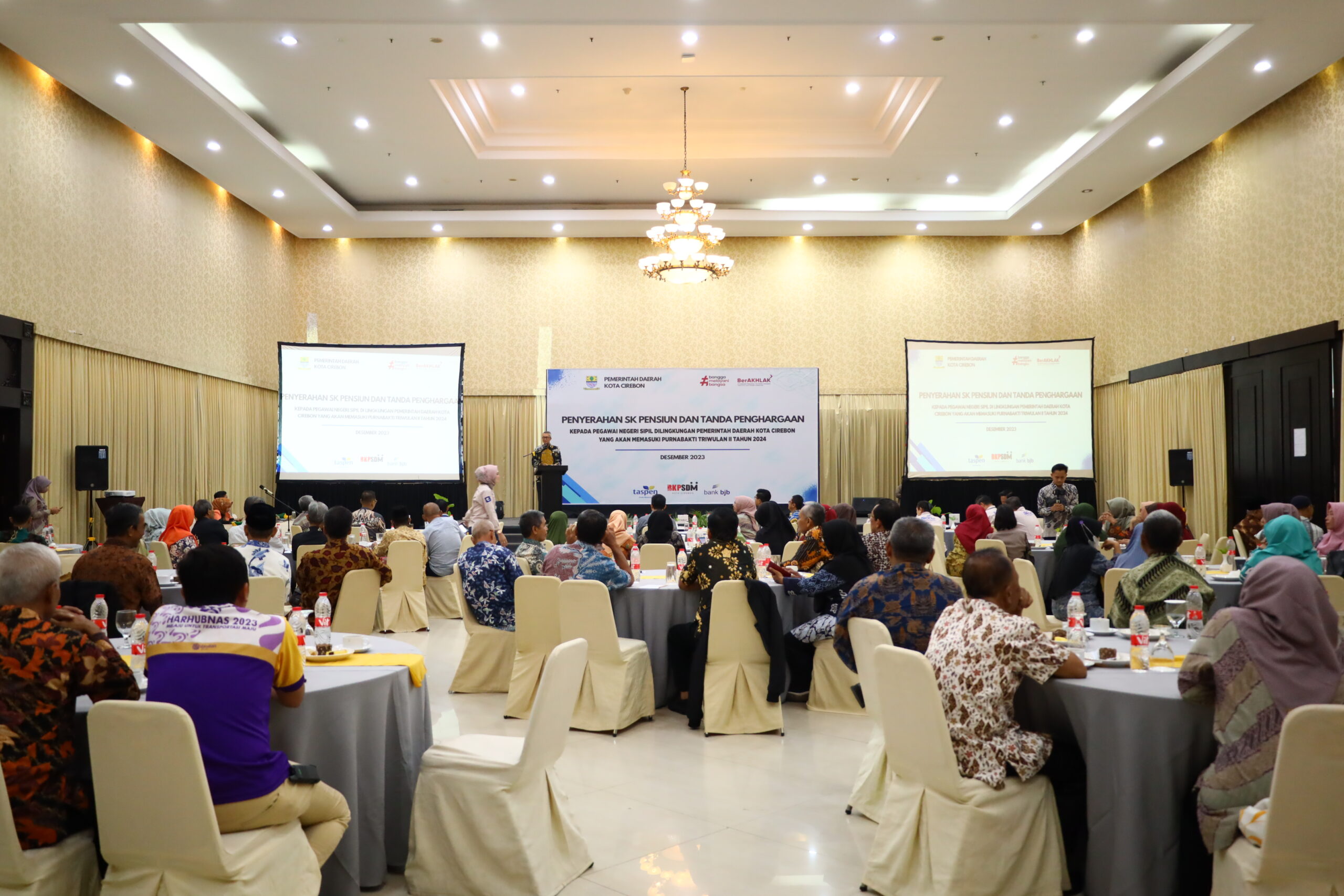 Pemda Kota Cirebon Beri Penghargaan Kepada 59 ASN Jelang Purnabhakti