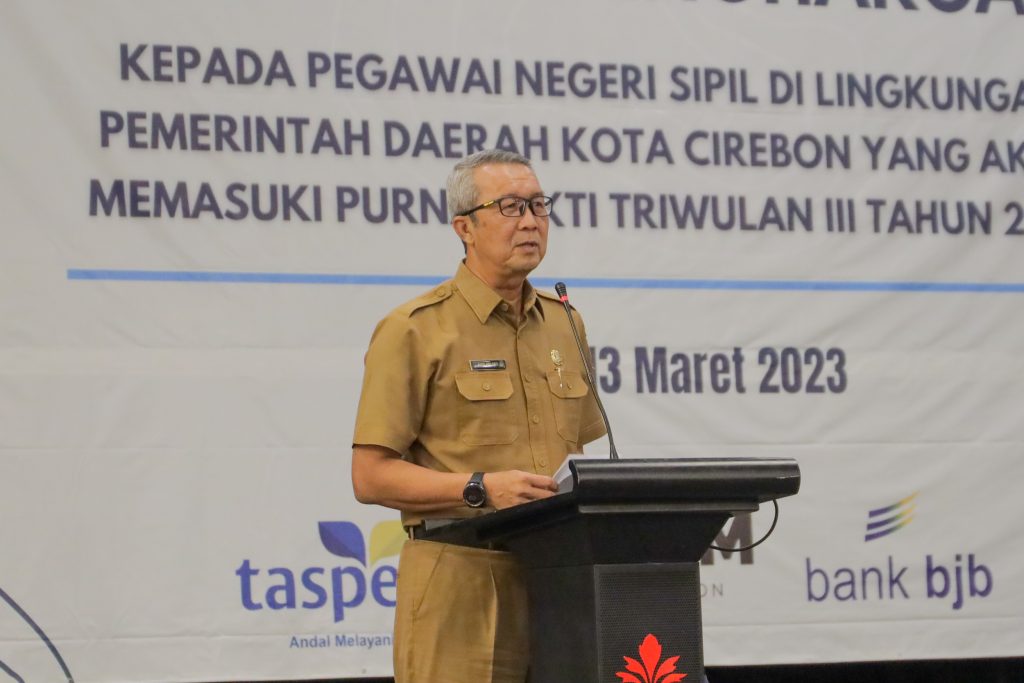 Sekda Serahkan SK Pensiun untuk PNS di Lingkungan Pemda Kota Cirebon