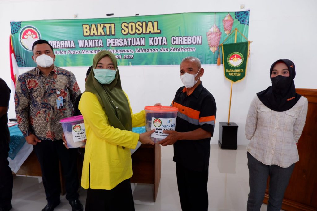 Sekda Apresiasi Kegiatan Tebar Paket Ramadan DWP Kota Cirebon