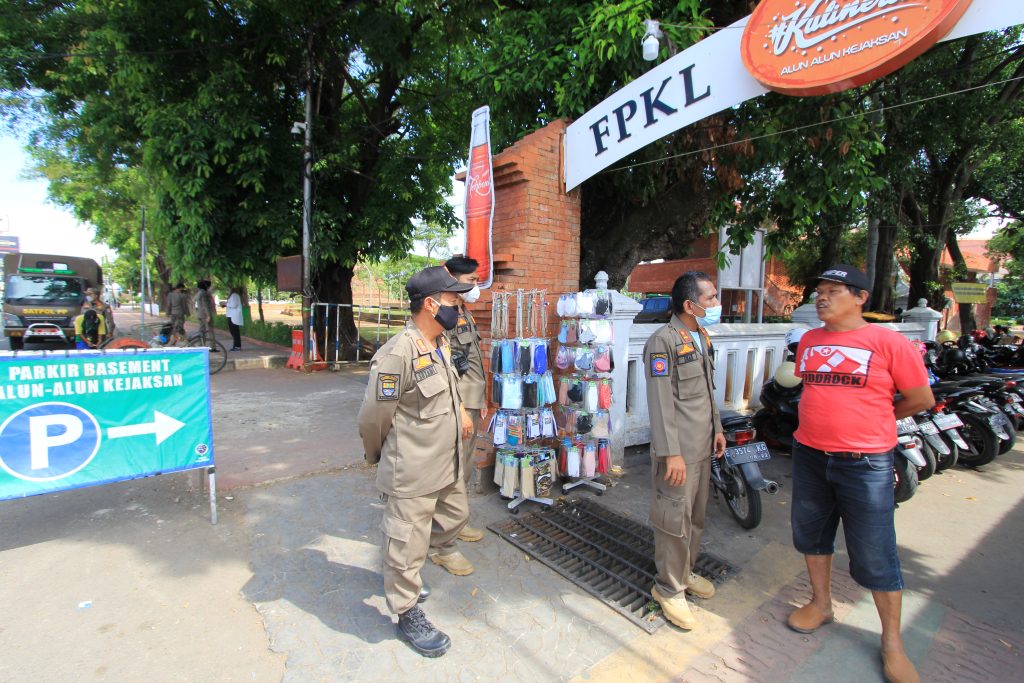 Satpol PP Kota Cirebon Ingatkan PKL Tidak Gunakan Trotoar dan Badan Jalan