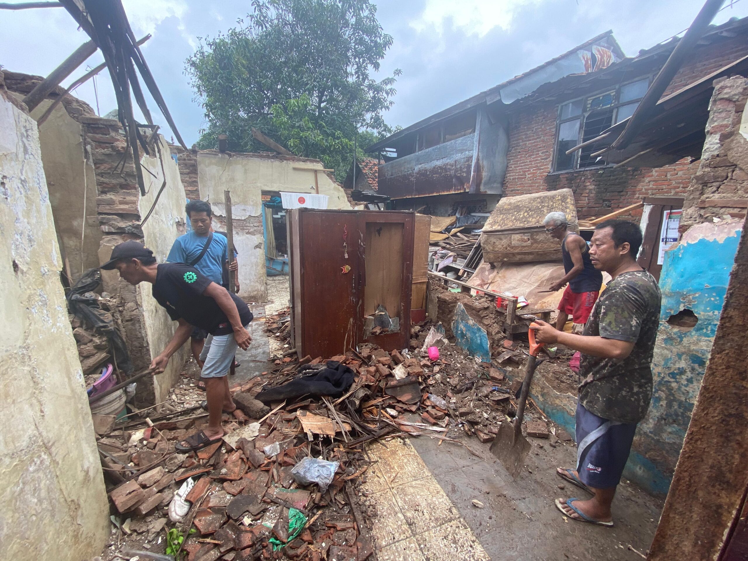 Gotong Royong, Pemkot Cirebon dan Polres Bantu Warga Terdampak Bencana
