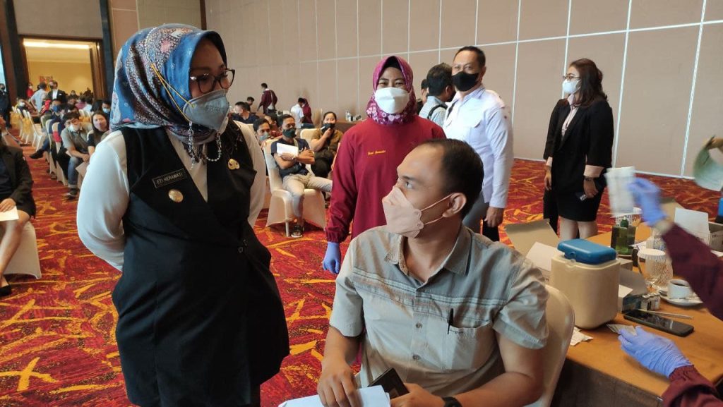 Sediakan Vaksin Booster untuk Pegawai Hotel dan Restoran