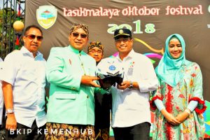 Menhub Perpanjang Runway di Bandara Wiriadinata
