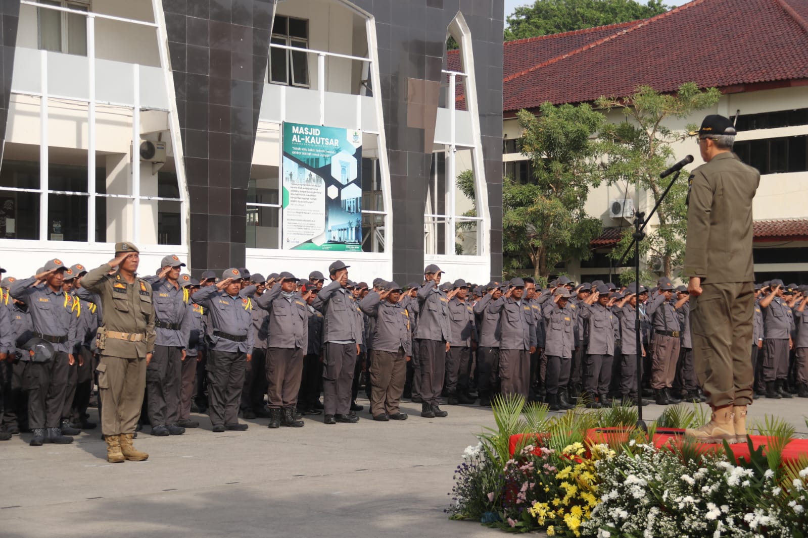 Siap Hadapi Pilkada Serentak 2024, Pj Wali Kota Pimpin Apel Gelar Pasukan Satlinmas dan Petugas Pengamanan