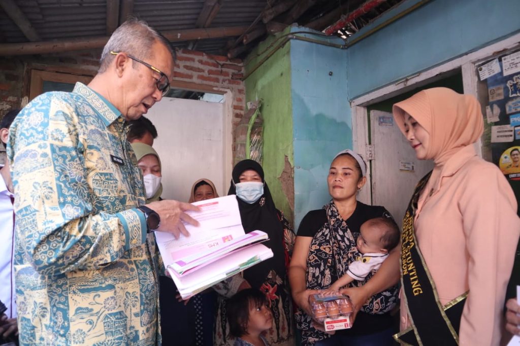 Sekda Pimpin Pemberian Makanan Tambahan untuk Anak Stunting