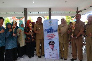 SAMBANGI WARGA KECAMATAN LEMAHWUNGKUK WALI KOTA CIREBON BAGI-BAGI E-KTP DAN PIALA PENGHARGAAN LOMBA ADMINISTRASI PKK KELURAHAN