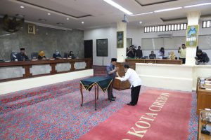 Walikota Hadir Dalam  Rapat Raperda Perumda Air Minum Giri Nata