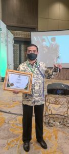 Komitmen Dukung Gerakan Zakat, Wali Kota Cirebon Raih Baznas Award 2022