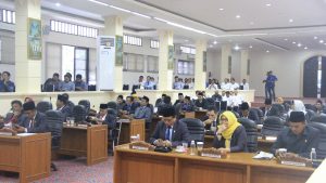WALI KOTA CIREBON HADIRI RAPAT PARIPURNA PEMBAHASAN LKPJ