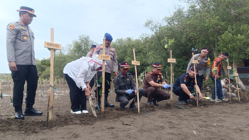 Pemda Kota Cirebon Dukung Penanaman Pohon Serentak Guna Menjaga Kelestarian Alam
