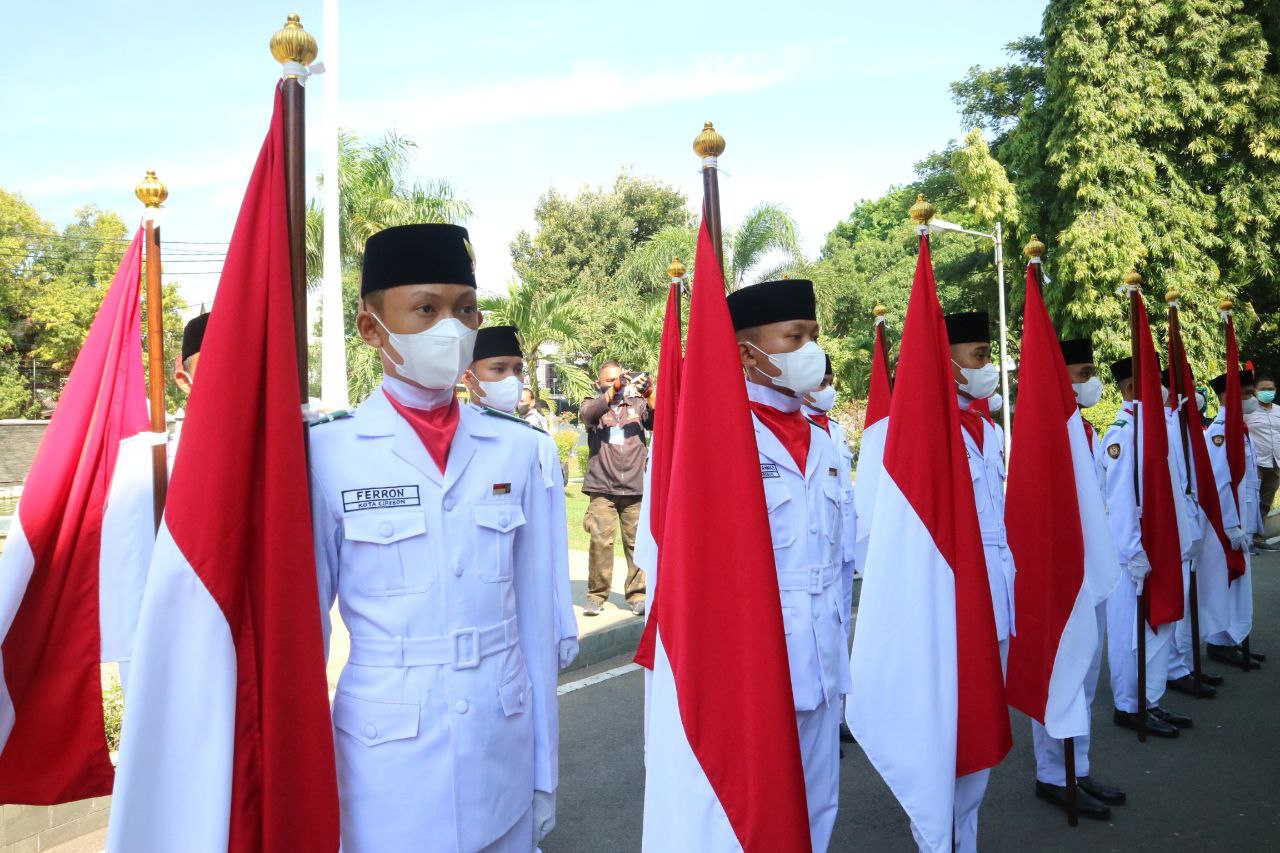 Kirab Kebangsaan Antarkan Bendera Pusaka ke Astana Gunung Jati