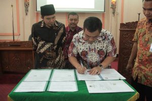 PEMKOT LAKUKAN PENANDATANGAN NASKAH PERJANJIAN HIBAH DAERAH DENGAN KPUD KOTA CIREBON