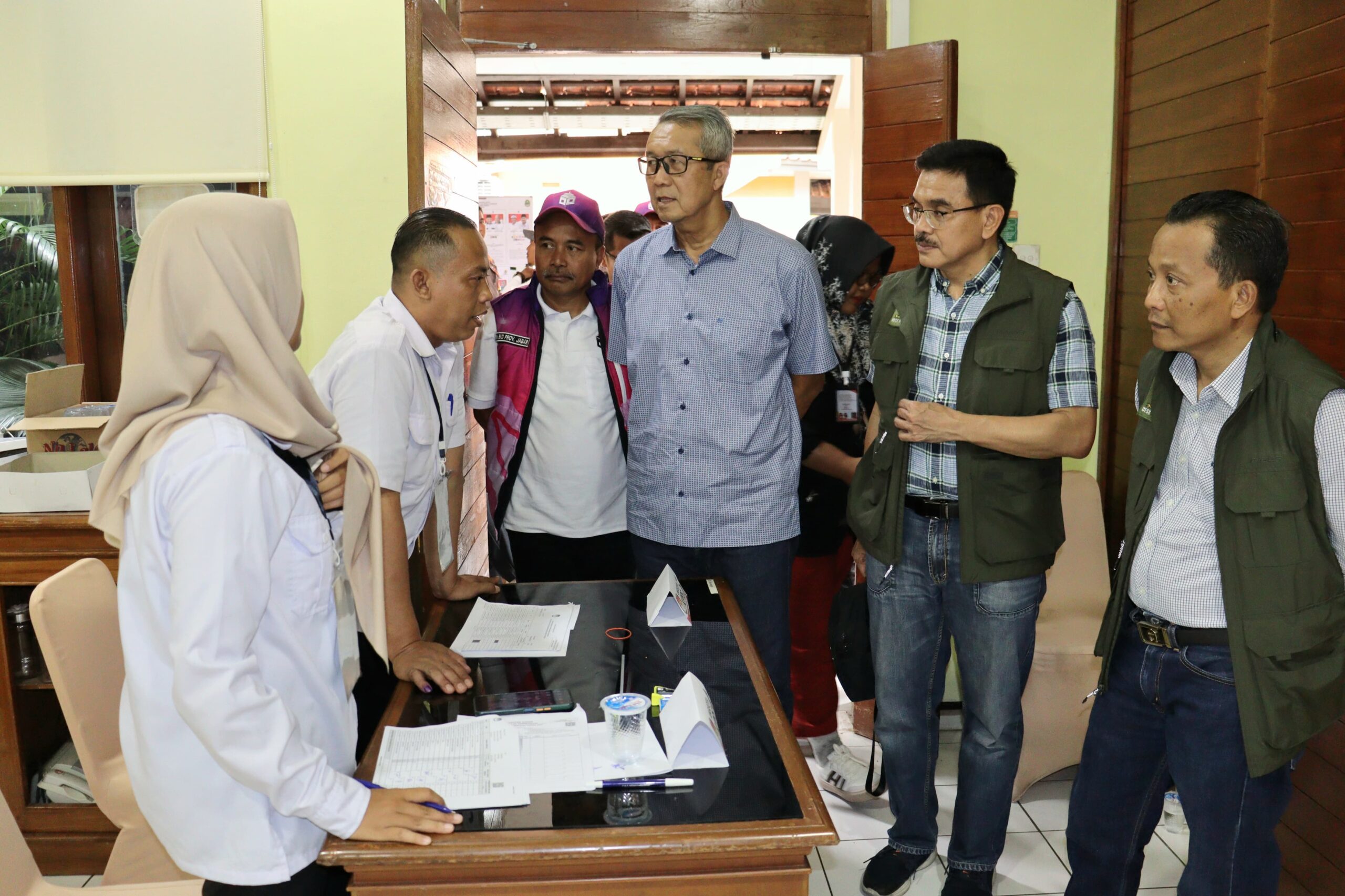 Pj Wali Kota Tinjau Langsung Pemungutan dan Penghitungan Suara Pemilihan Wali Kota dan Wakil Wali Kota Cirebon