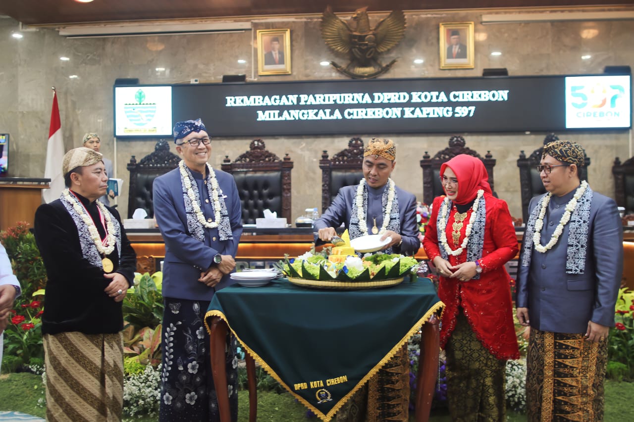Rapat Paripurna Gunakan Bebasan, Pj Wali Kota Sampaikan Capaian dan Launching Kamus Bahasa Cirebon