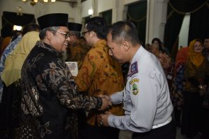 Aher Apresiasi Petugas Kamdal & CS Gedung Sate