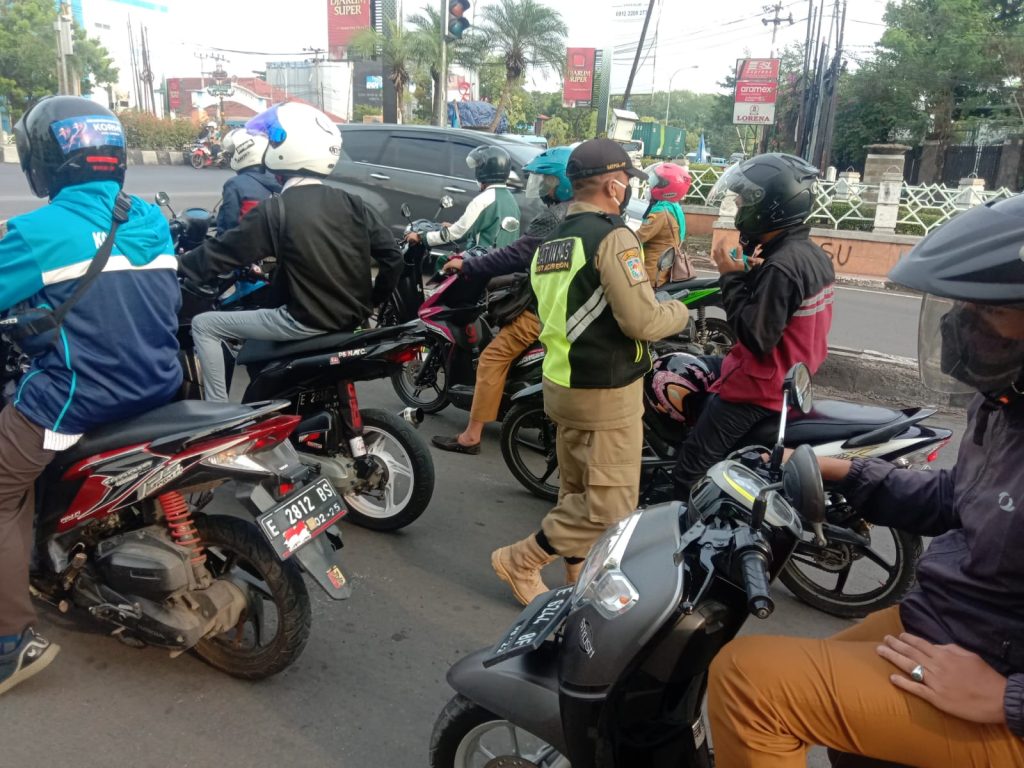 Disiagakan di Enam Ruas Jalan, Linmas Cegah Gangguan Tibum