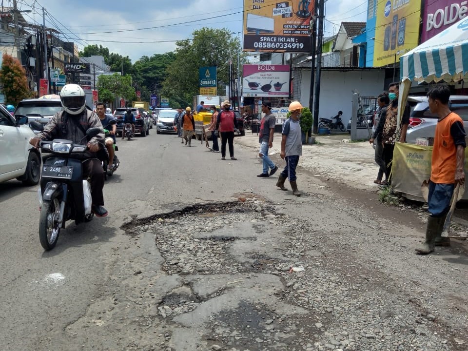 DPUTR Kota Cirebon Rutin Perbaiki Jalan Rusak