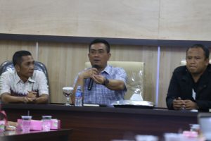 SETELAH 5 JAM BERDISKUSI DENGAN PARA SUPIR ANGKOT DAN ONLINE AKHIRNYA WALI KOTA PUTUSKAN KESEPAKATAN BERSAMA