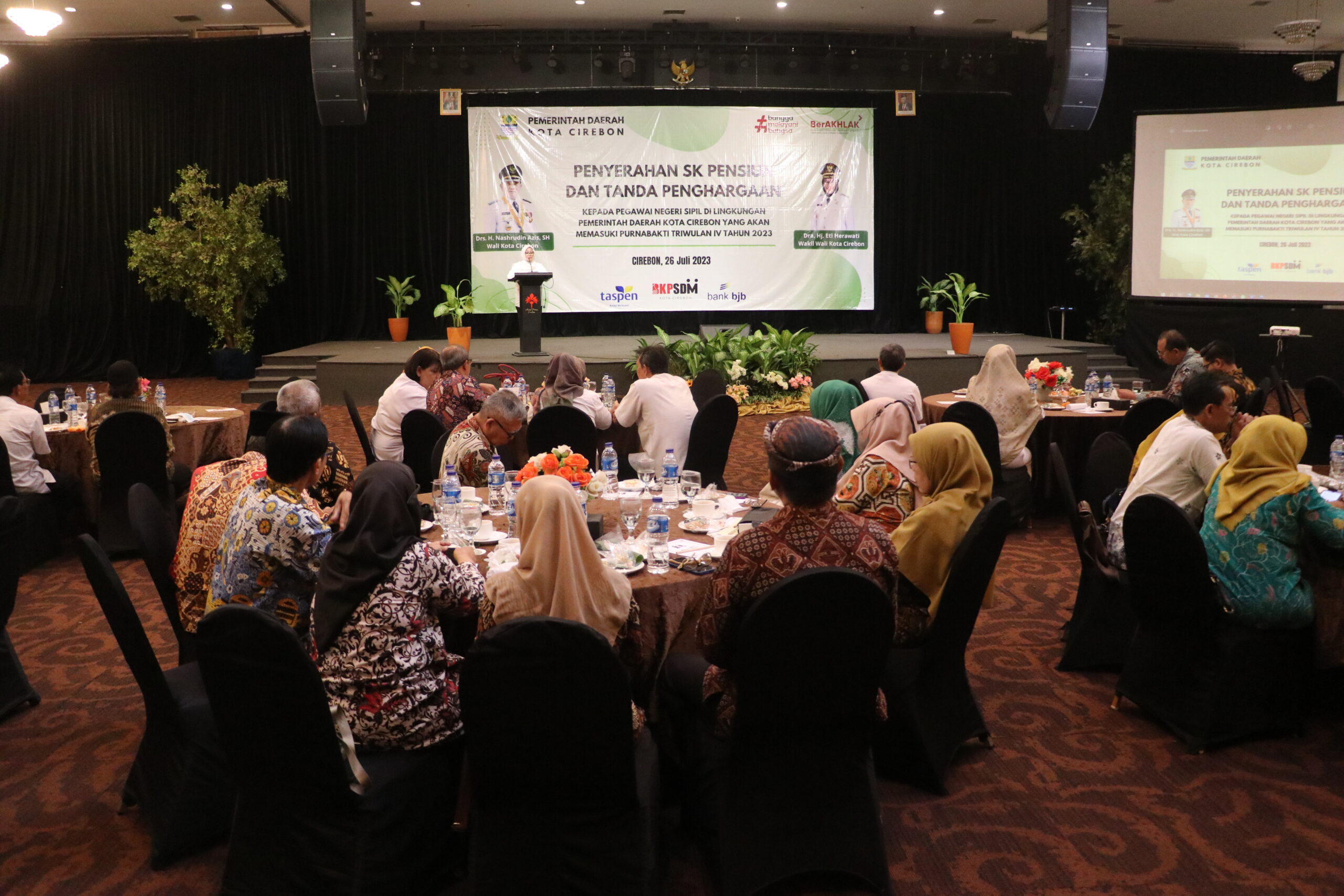 Pemda Kota Cirebon Beri Tanda Penghargaan kepada 35 ASN yang Pensiun