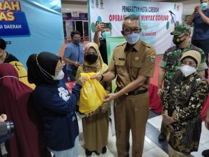 25 Ribu Liter Minyak Goreng Digelontorkan dalam Operasi Pasar di Kota Cirebon