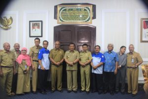 WALI KOTA MENGANGKAT DIREKTUR UTAMA PDAM KOTA CIREBON