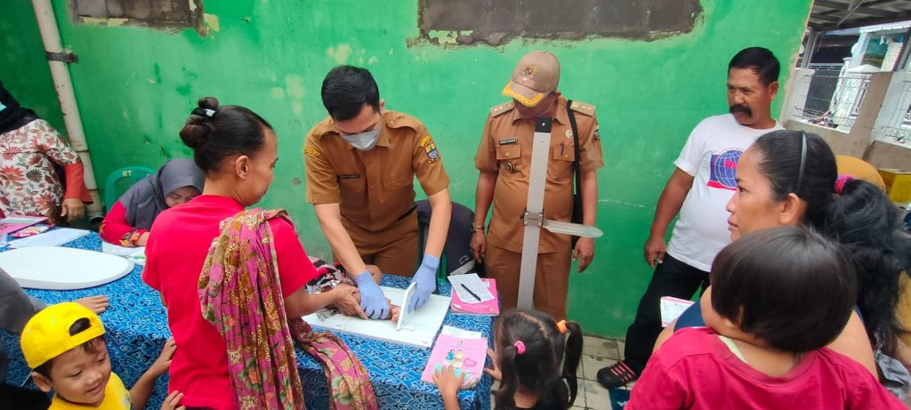 Kelurahan Kecapi Ajak Warganya untuk Rutin Cek Kesehatan ke Posyandu 