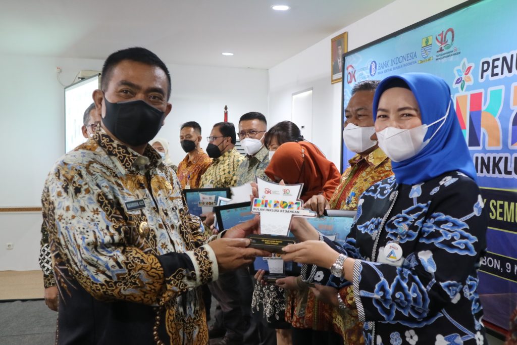 Wali Kota Cirebon Raih Penghargaan Sebagai Tokoh Penggerak Inklusi Keuangan 2021