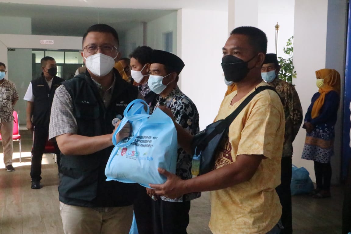 Jelang Hari Jadi Cirebon ke-652, Tebar Ribuan Paket Sembako ke Warga