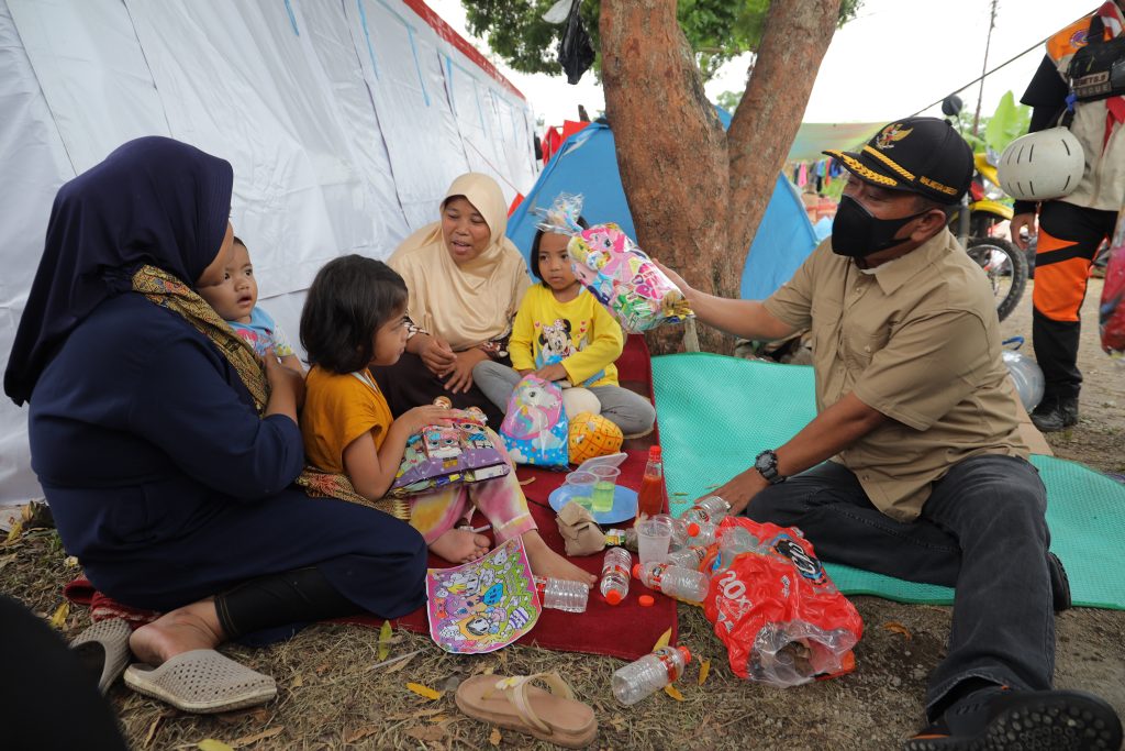 Wali Kota Cirebon Pimpin Langsung Penyaluran Bantuan ke Korban Gempa Cianjur