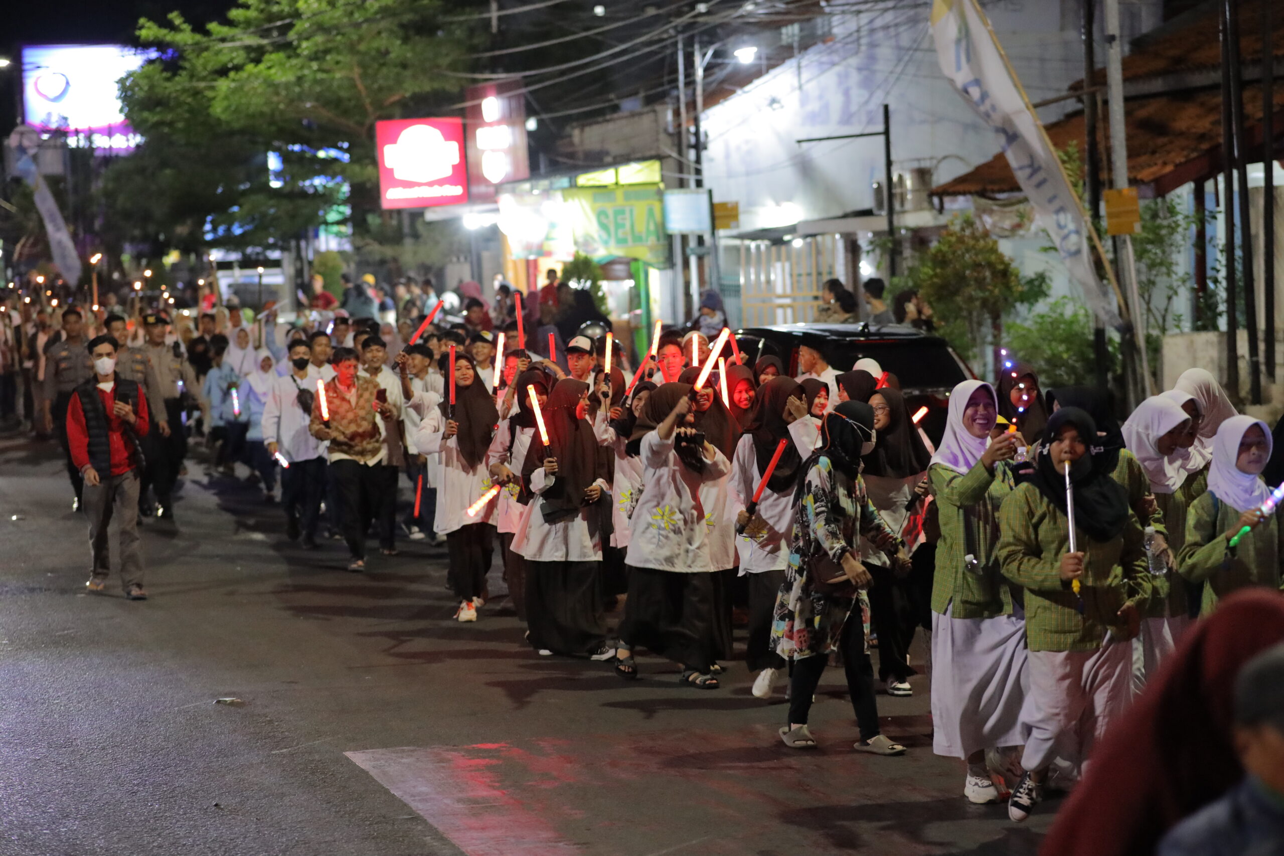 Pawai Obor Peringatan Hari Jadi ke-654 Cirebon Berlangsung Meriah