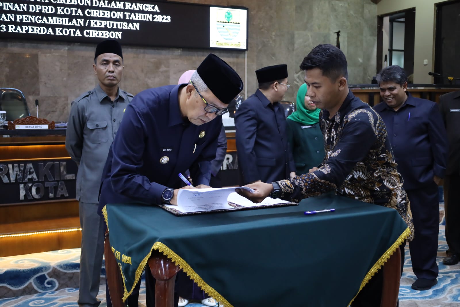 Pemda Bersama DPRD Kota Cirebon Sahkan Tiga Raperda Jadi Perda