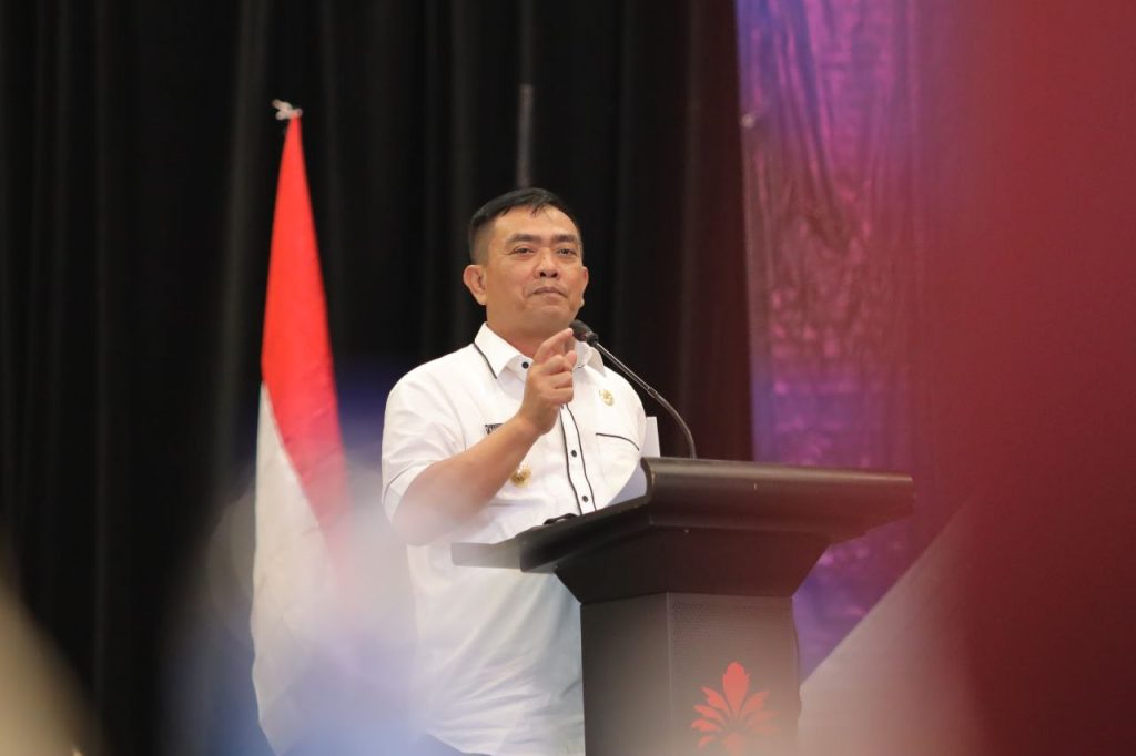 Wali Kota, Wakil Wali Kota, dan Sekda Raih PWI Cirebon Award 2022