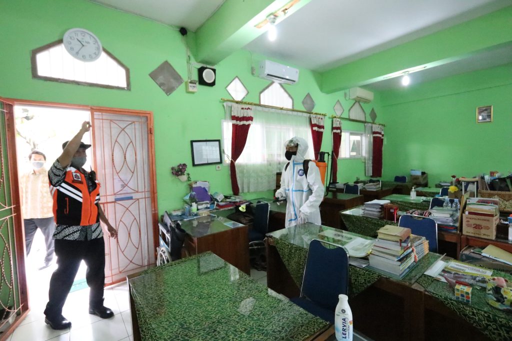 Ada Kasus Covid-19 di Sekolah, Sterilisasi dengan Desinfektan