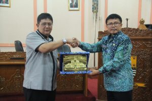 DPRD PROVINSI JAWA BARAT SALURKAN DANA KEPADA PEMERINTAH KOTA CIREBON