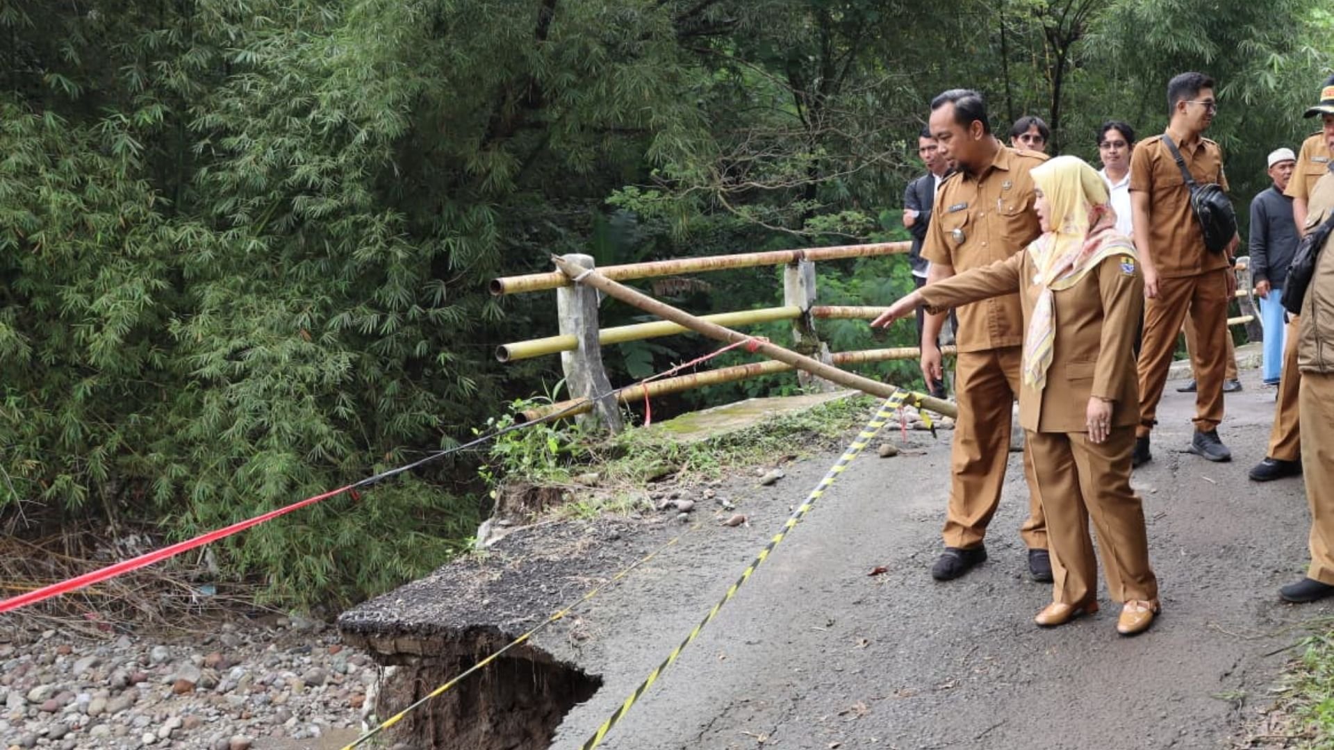 Wakil Wali Kota Tinjau Lokasi Longsor di Jembatan Lebakngok, Pemkot Cirebon Gandeng BBWS untuk Perbaikan