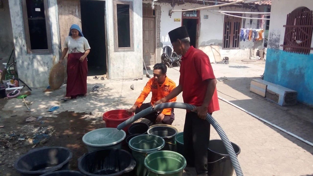 Saat Air Sulit Didapat, 8.000 Liter Air Bersih Tiba untuk Warga Argasunya