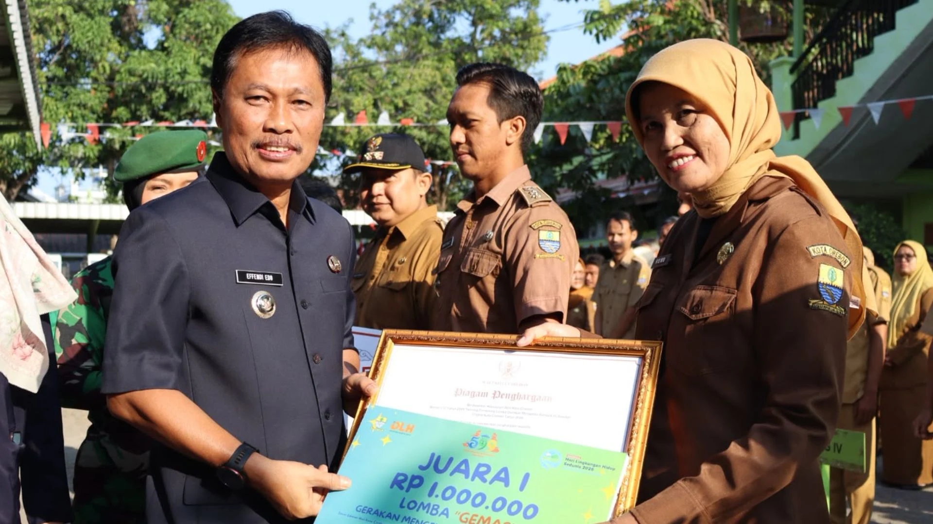 Pemkot Cirebon Serahkan SK Kader Lingkungan, Wali Kota Ajak Masyarakat Jaga Kebersihan dari Tingkat RT dan RW